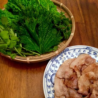 ベトナム風豚の焼き肉と野菜の盛り合わせ